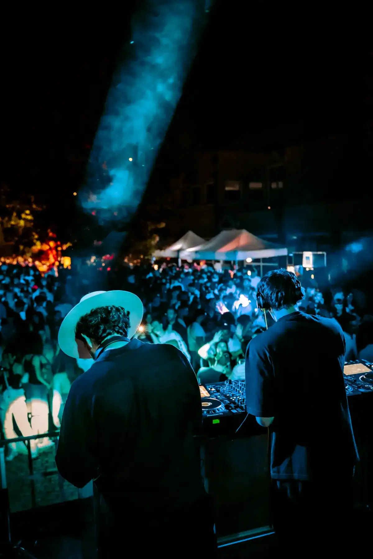 Serata all’aperto tra luci e pubblico